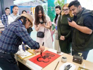Estudiantes extranjeros experimentan la cultura Yifeng en la Segunda Exposición y Feria Comercial de la Industria Cultural de Jiangxi