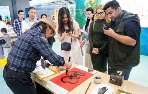 Estudiantes extranjeros experimentan la cultura Yifeng en la Segunda Exposición y Feria Comercial de la Industria Cultural de Jiangxi