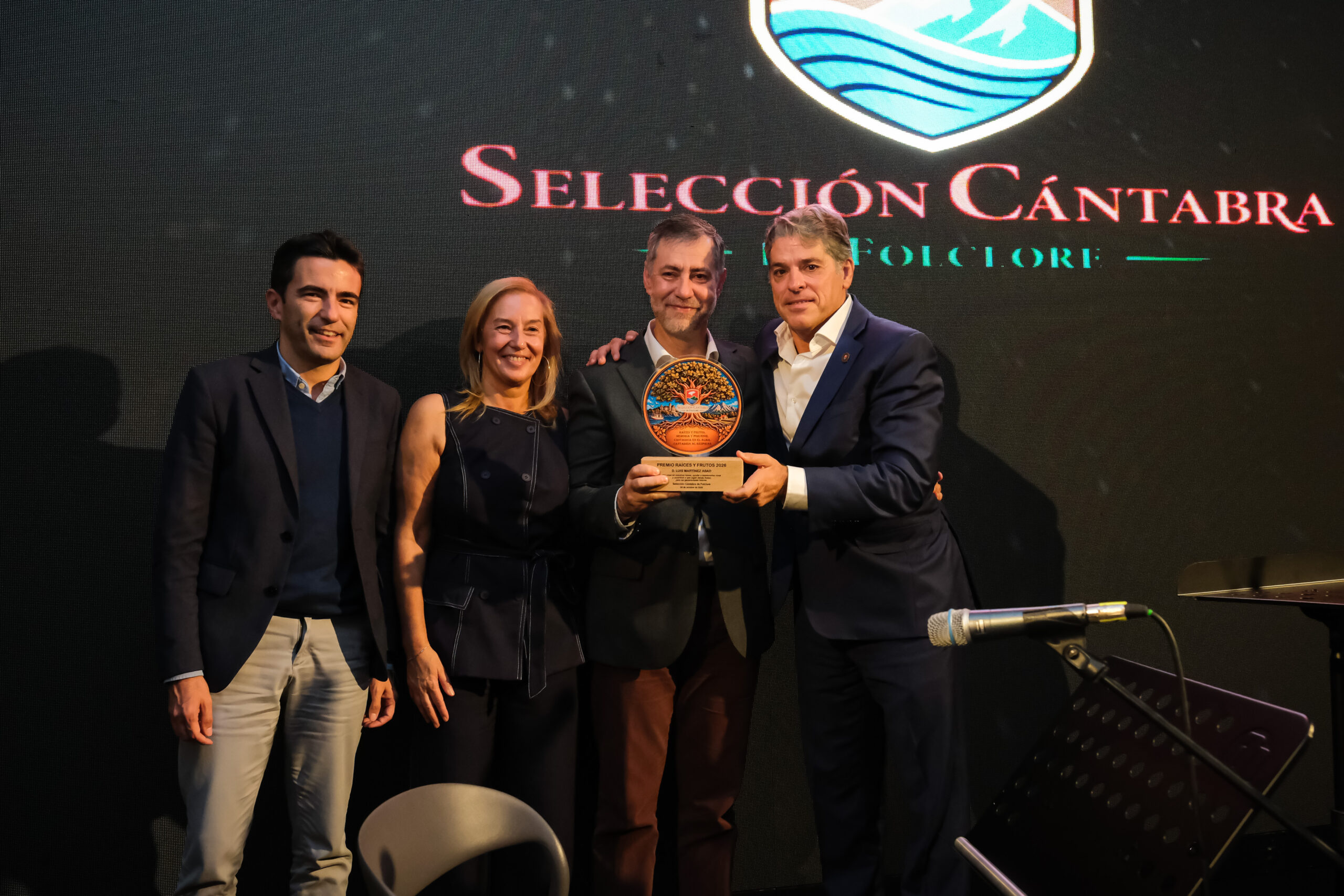 La Selección Cántabra de Folclore celebra su primera gala y reconoce a Luis Martínez Abad con el Premio «Raíces y Frutos»